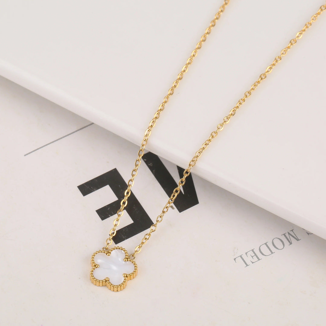 CLOVER | White Necklace