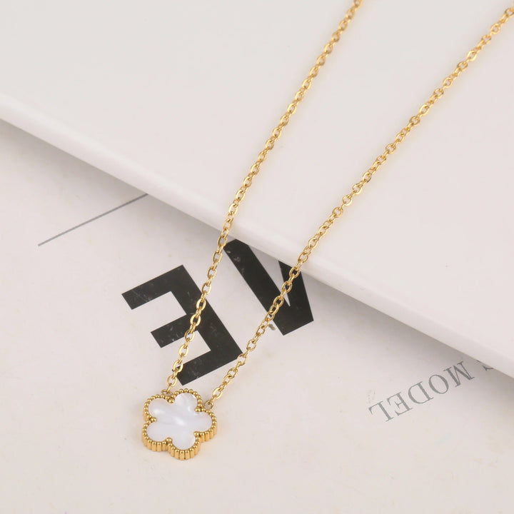 CLOVER | White Necklace